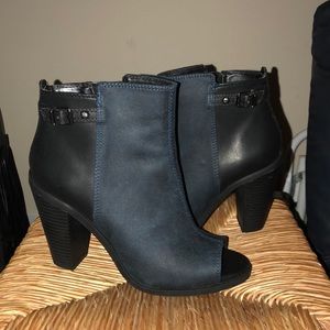 Simply Vera Wang Peep toe booties